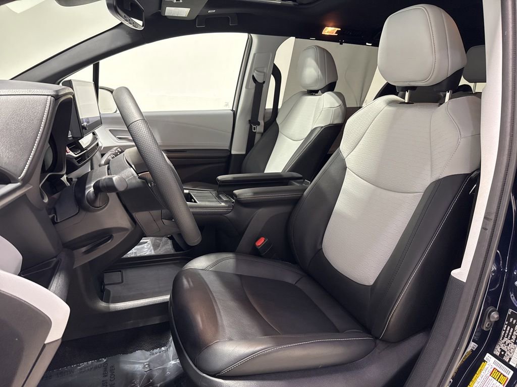 Used 2025 Toyota Sienna XSE image 15