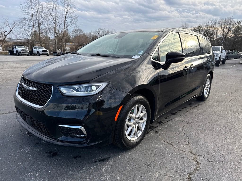 Used 2024 Chrysler Pacifica Touring-L image 9