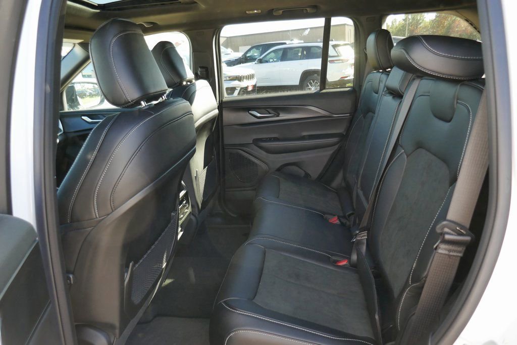 New 2025 Jeep Grand Cherokee Altitude image 13