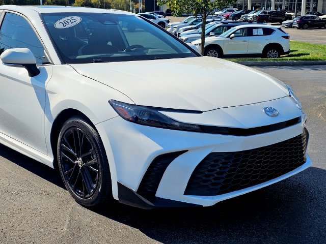 Used 2025 Toyota Camry SE w/ Multimedia Upgrade Package FWD image 2