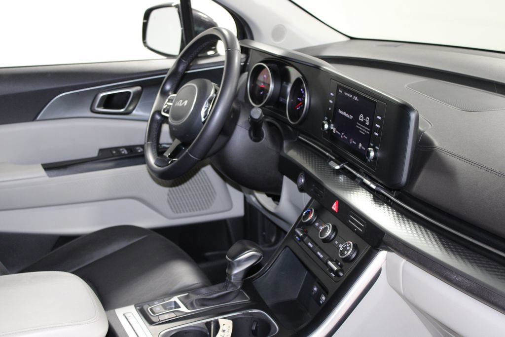 Used 2024 Kia Carnival LX image 29