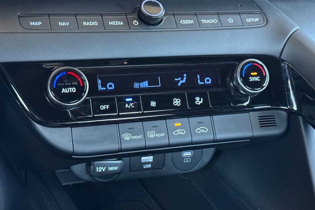 Used 2025 Hyundai Elantra SEL image 18