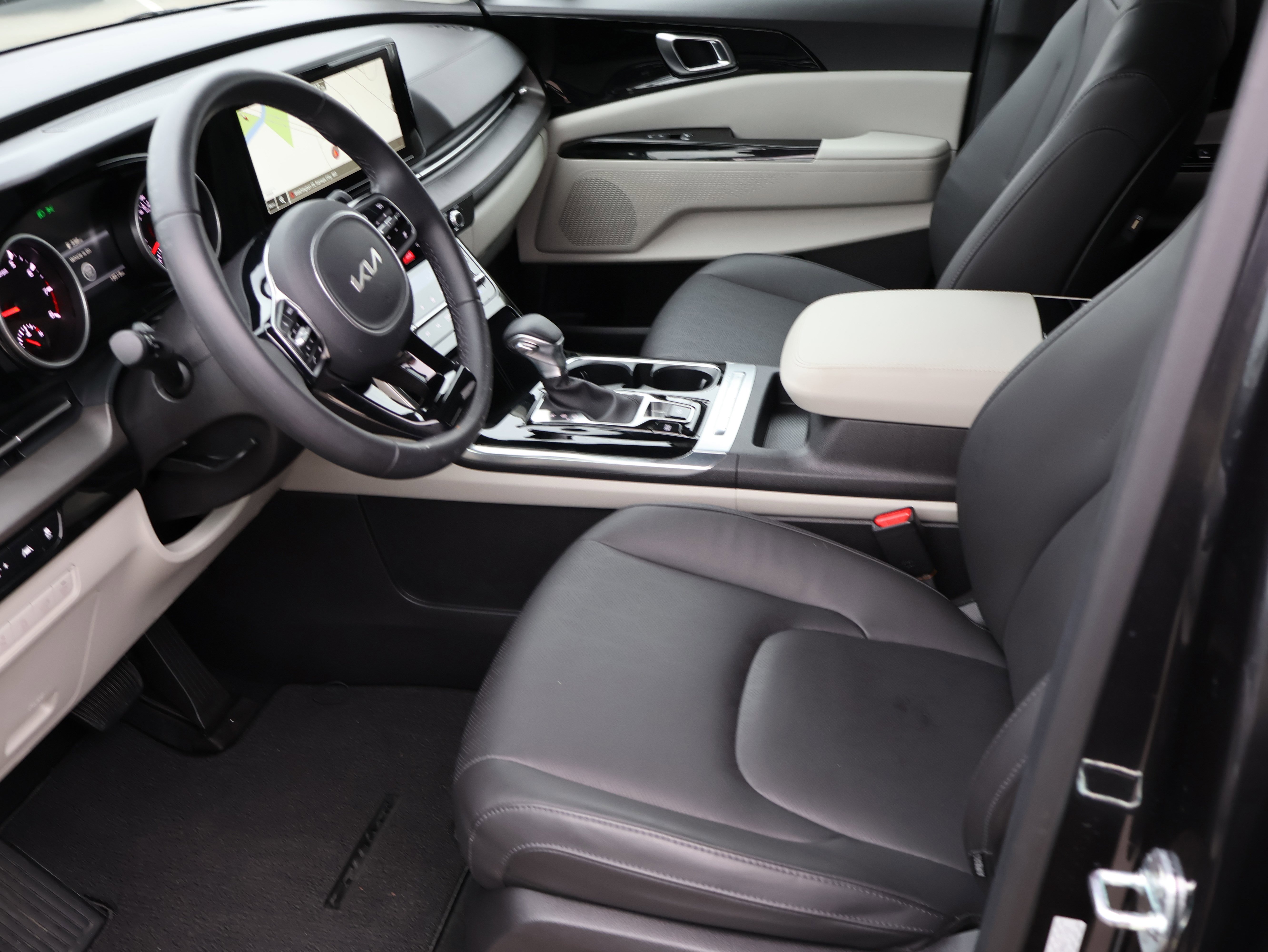 Used 2022 Kia Carnival EX image 37