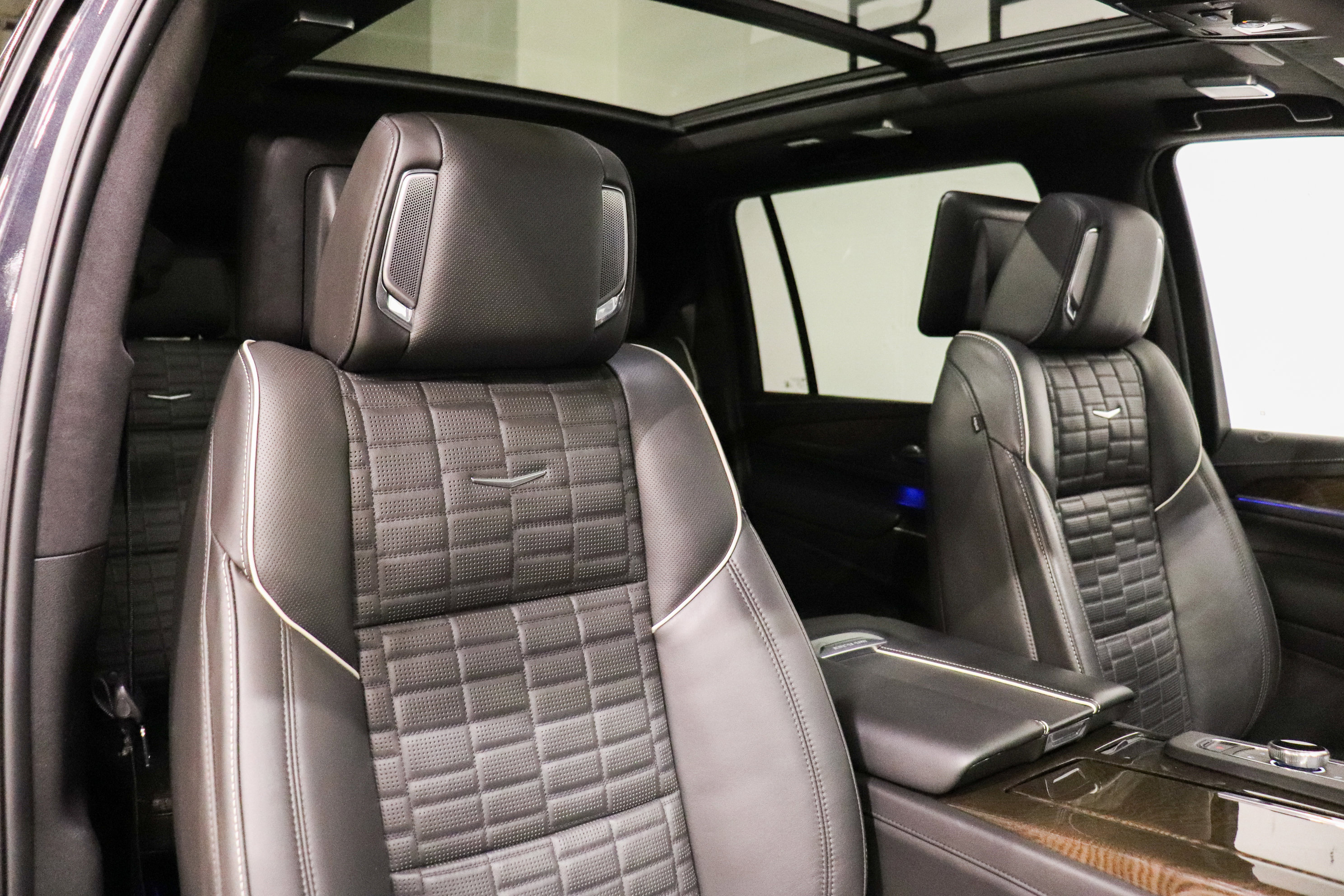 Used 2023 Cadillac Escalade ESV Sport Platinum w/ LPO, ONYX Package AWD/4WD image 16