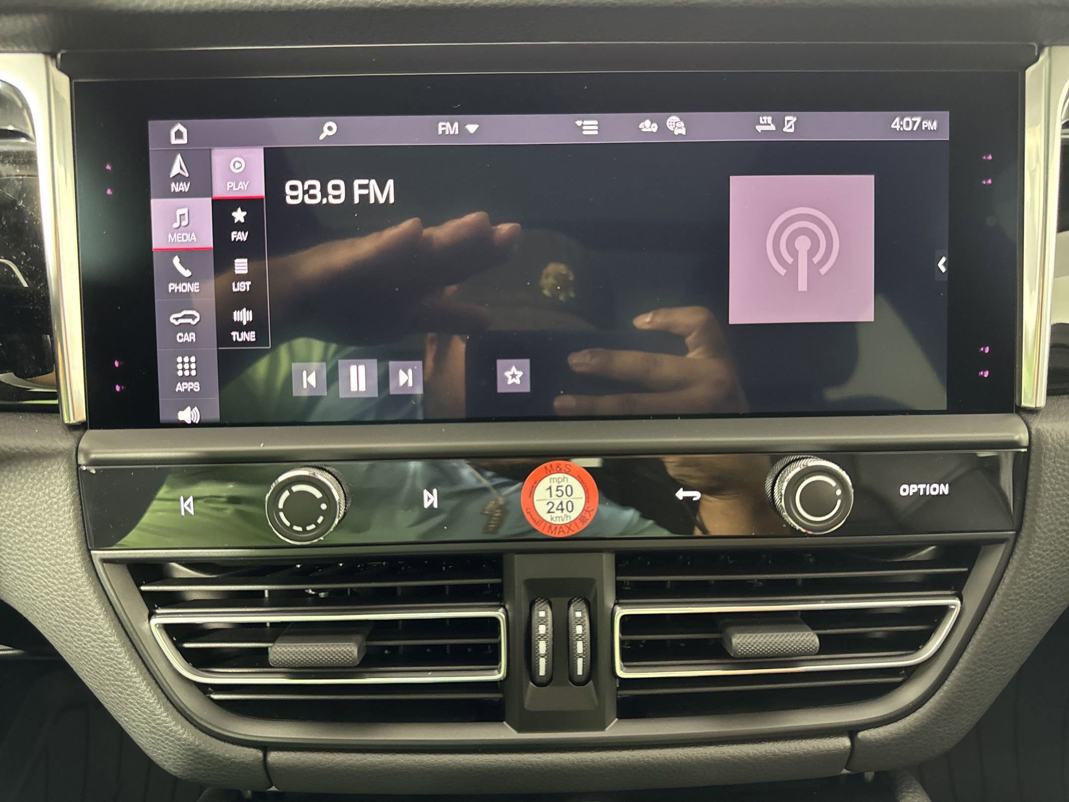 Certified 2025 Porsche Macan image 24