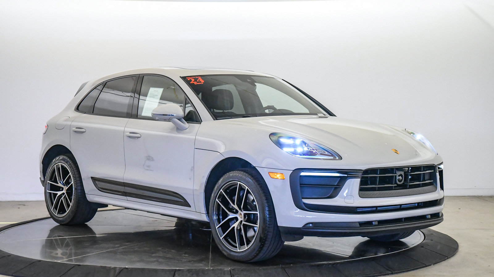Used 2024 Porsche Macan AWD/4WD image 5