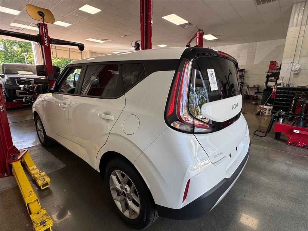 Certified 2025 Kia Soul LX w/ LX Technology Package FWD image 7