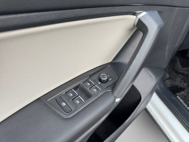 Used 2020 Volkswagen Tiguan SE w/ Panoramic Sunroof Package image 12