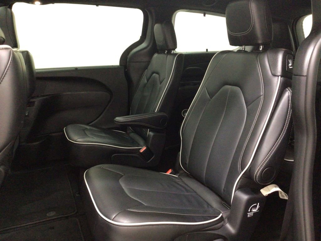 Used 2025 Chrysler Pacifica Limited FWD image 18