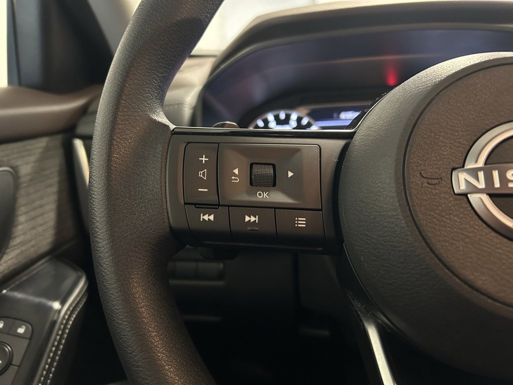 Used 2023 Nissan Rogue SV image 10