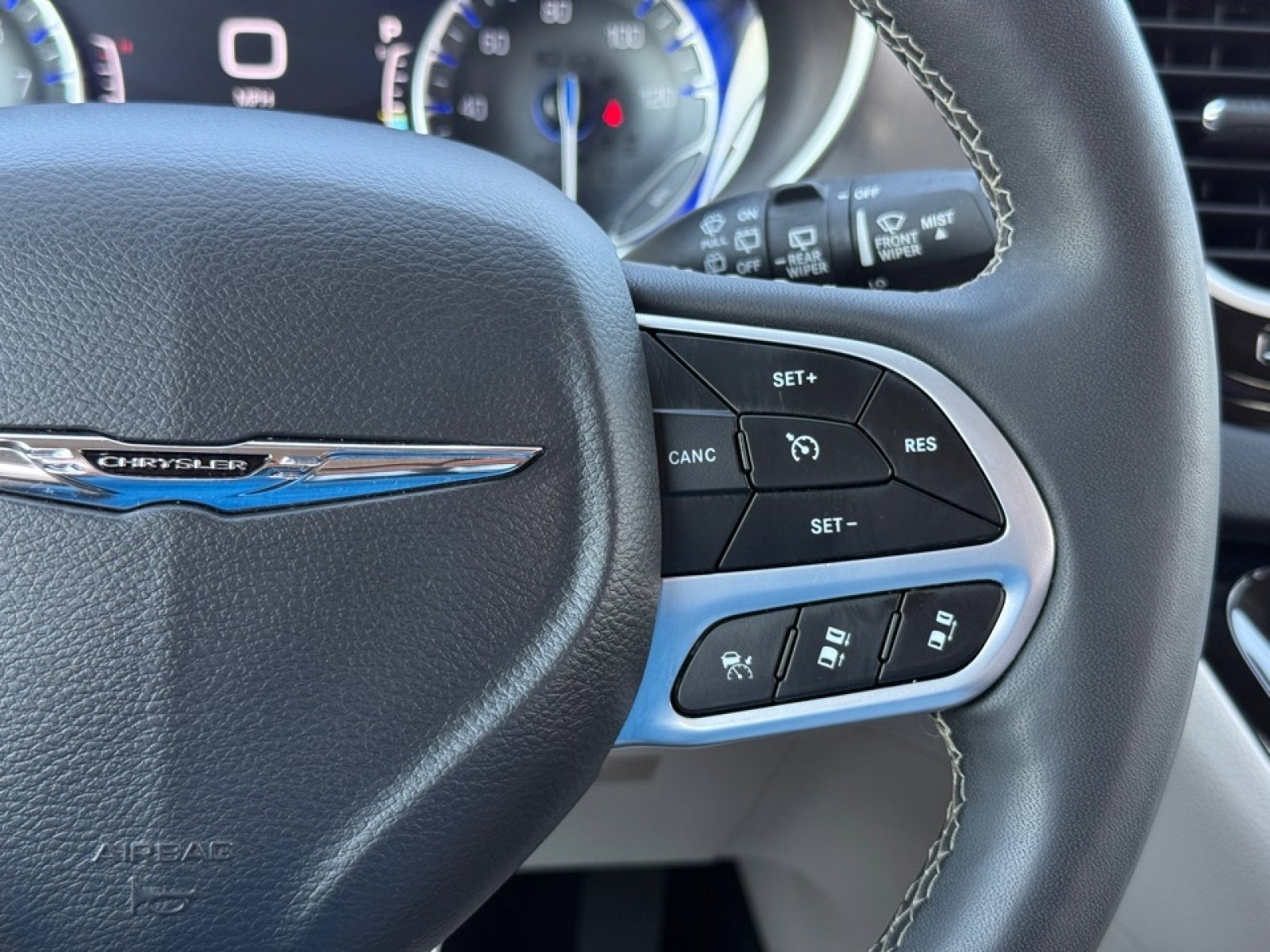 Used 2023 Chrysler Pacifica Touring-L image 34