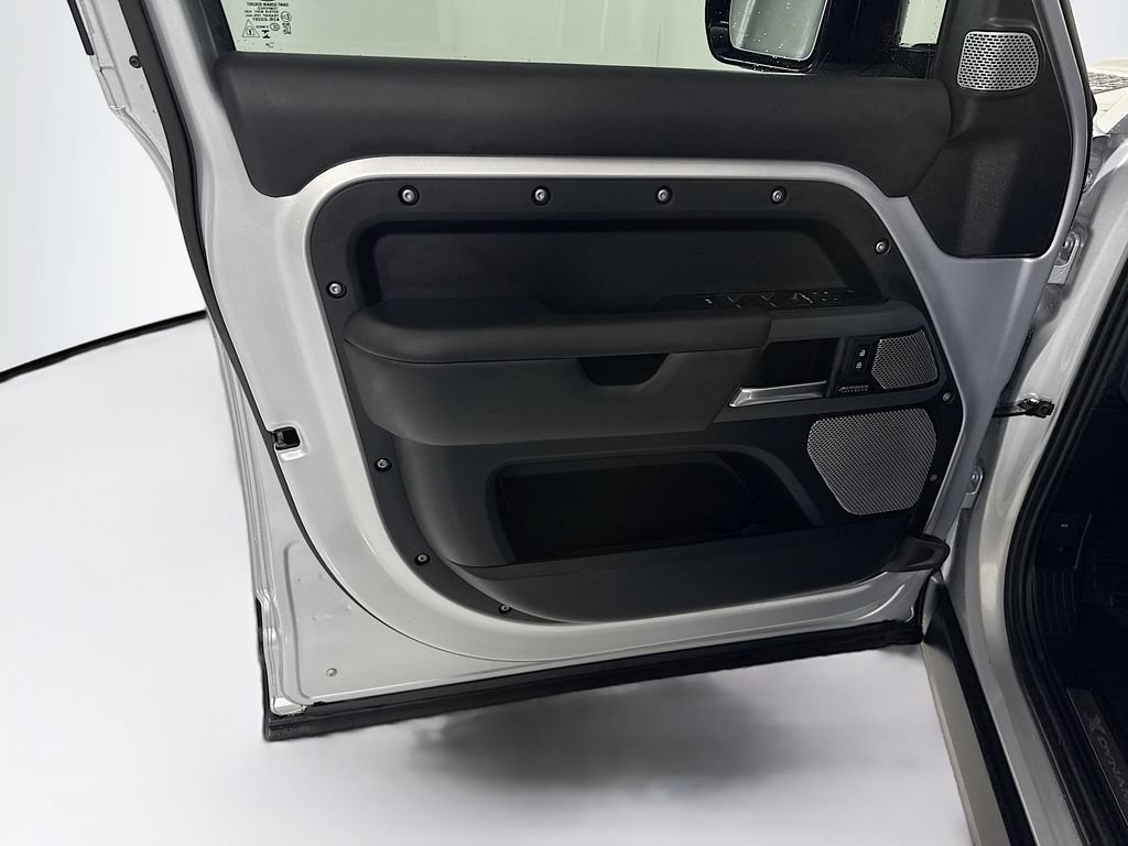 Certified 2023 Land Rover Defender 130 X-Dynamic SE AWD/4WD image 25