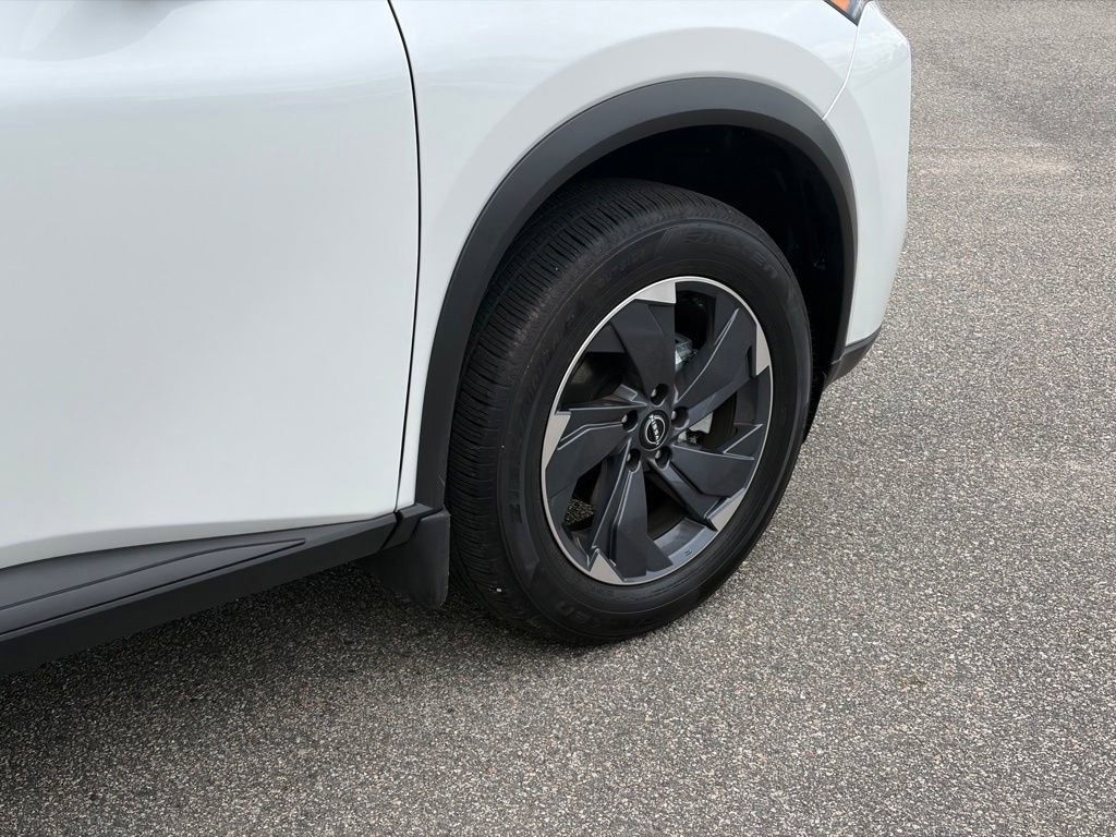 Used 2025 Nissan Rogue SV FWD image 4