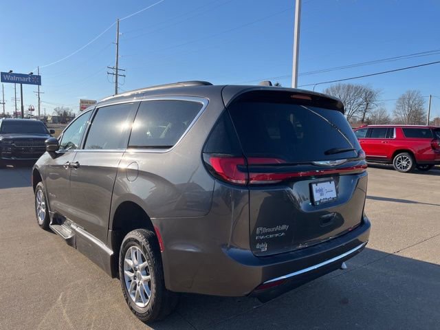 Used 2022 Chrysler Pacifica Touring-L image 7