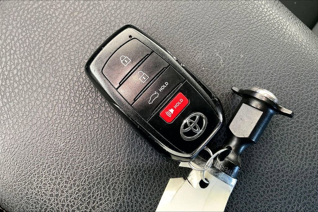 Used 2025 Toyota Camry SE image 14