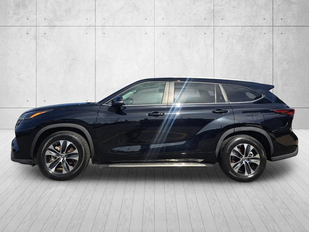 Used 2024 Toyota Highlander XLE FWD image 8