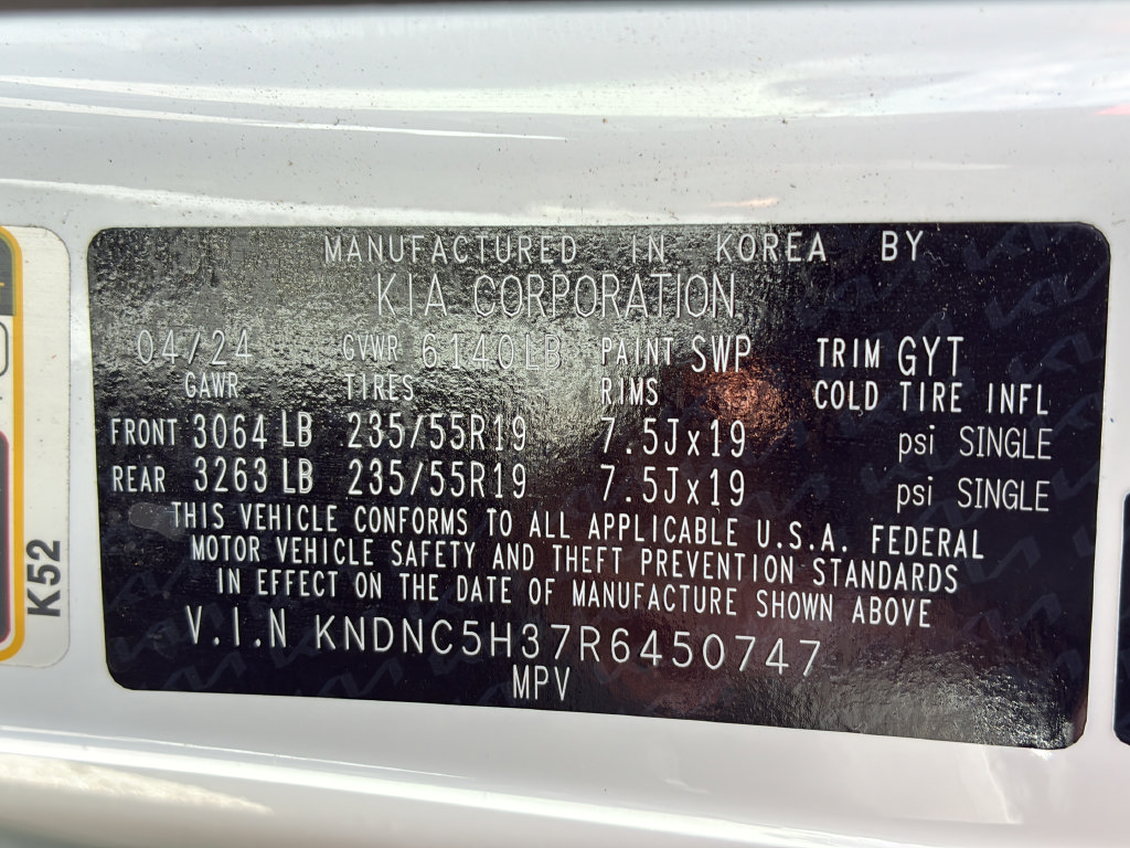 Used 2024 Kia Carnival EX FWD image 29