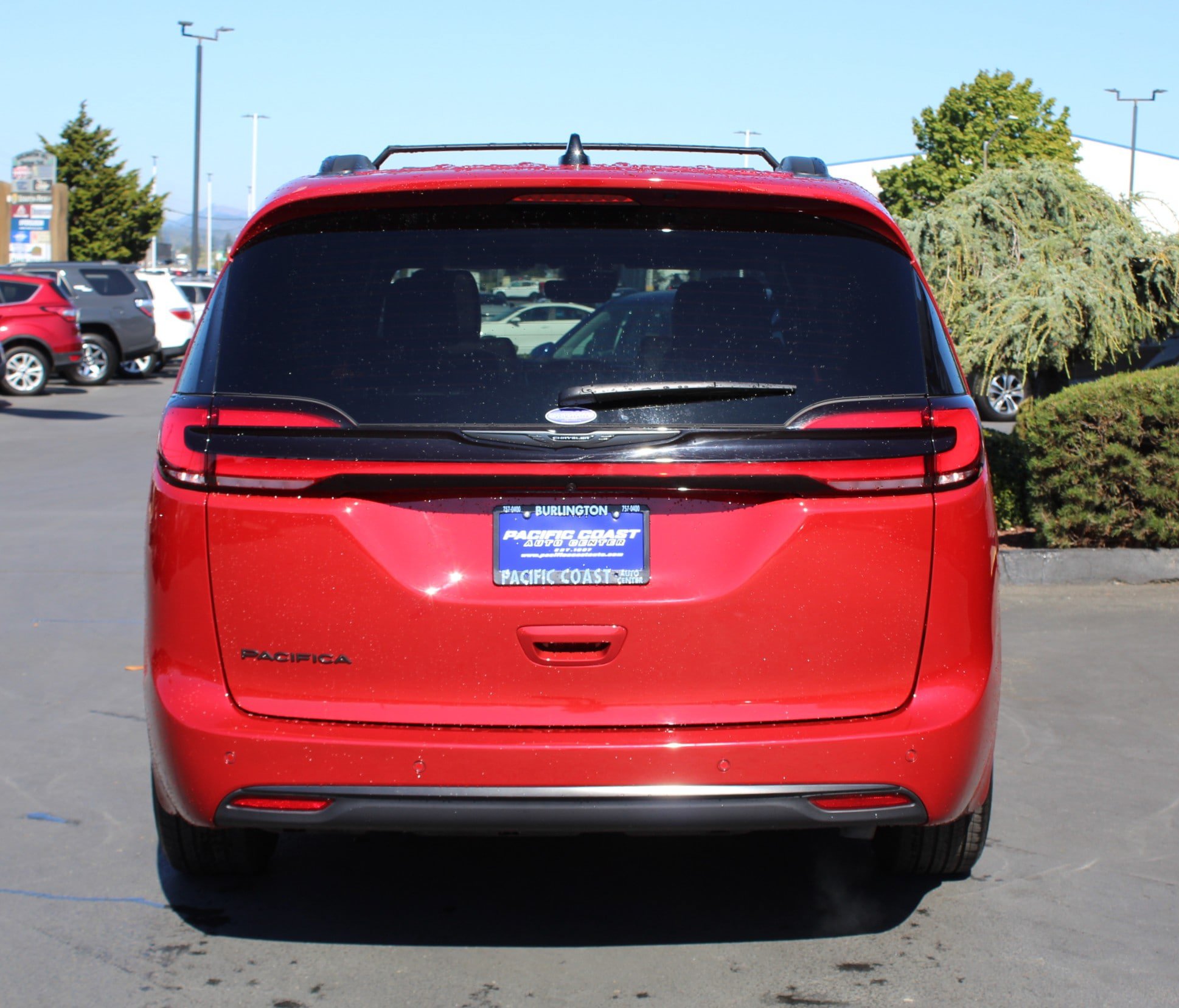 Used 2025 Chrysler Pacifica Select w/ Fav Edition Package FWD image 5