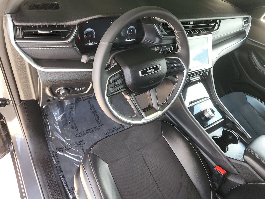 Used 2024 Jeep Grand Cherokee Altitude RWD image 12