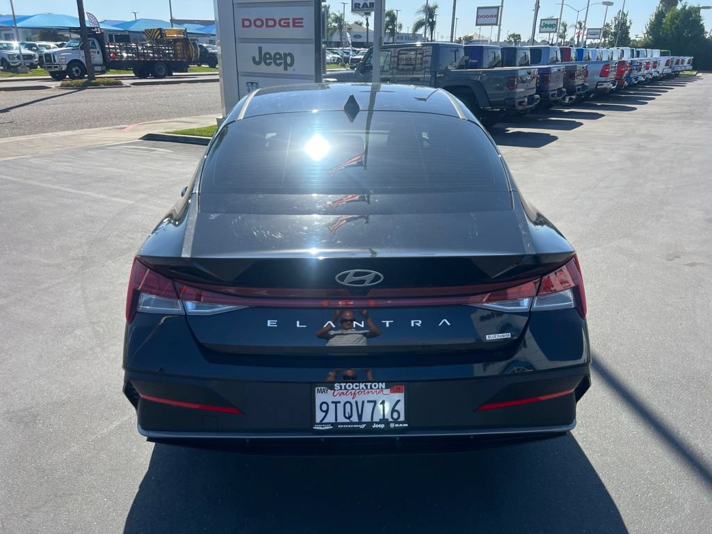 Used 2025 Hyundai Elantra Hybrid FWD image 3