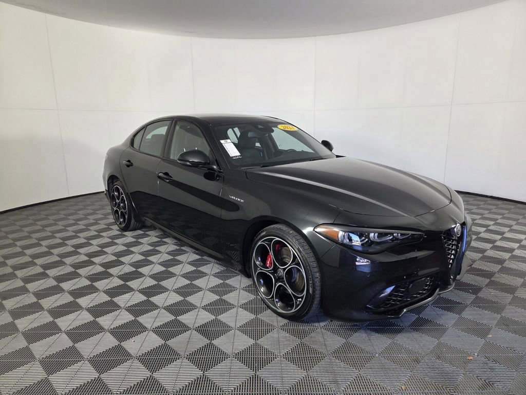 Used 2024 Alfa Romeo Giulia Veloce image 2