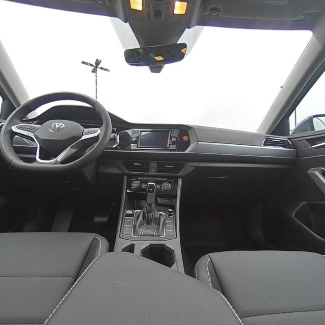 Used 2024 Volkswagen Jetta SE FWD image 15