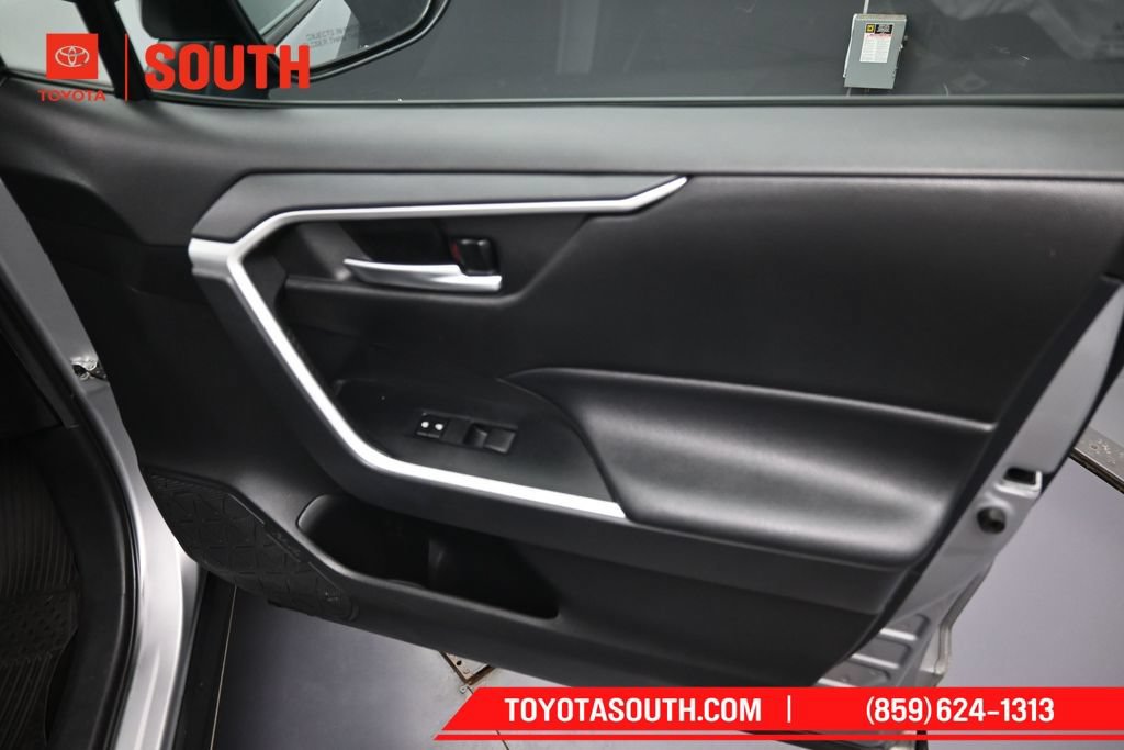 Used 2021 Toyota RAV4 XLE AWD/4WD image 25
