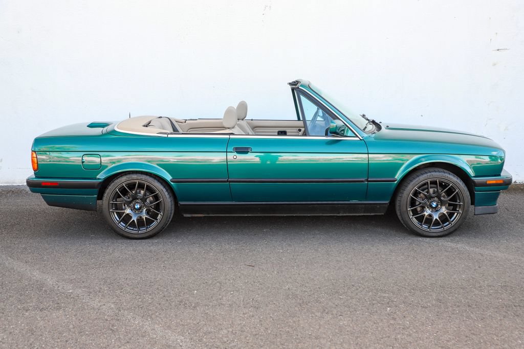 Used 1992 BMW 325i Convertible RWD image 3