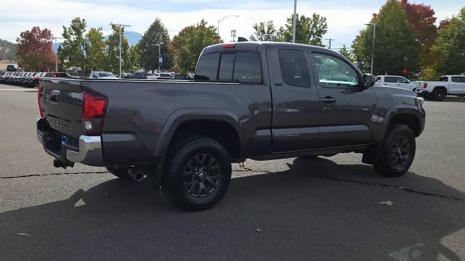 Used 2020 Toyota Tacoma SR5 w/ Blackout Package AWD/4WD image 8
