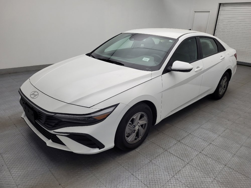 Used 2025 Hyundai Elantra SE image 2