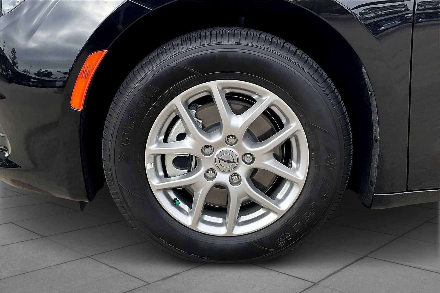 Certified 2025 Chrysler Voyager LX image 9