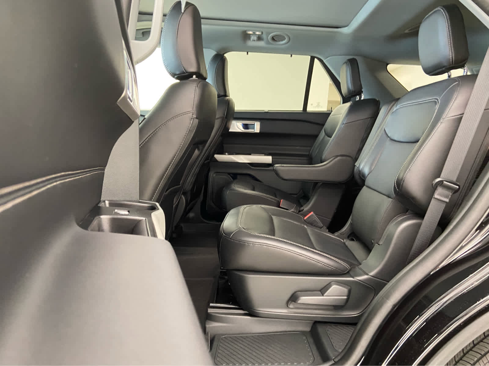 Used 2023 Ford Explorer Limited w/ Limited Technology Package AWD/4WD image 17