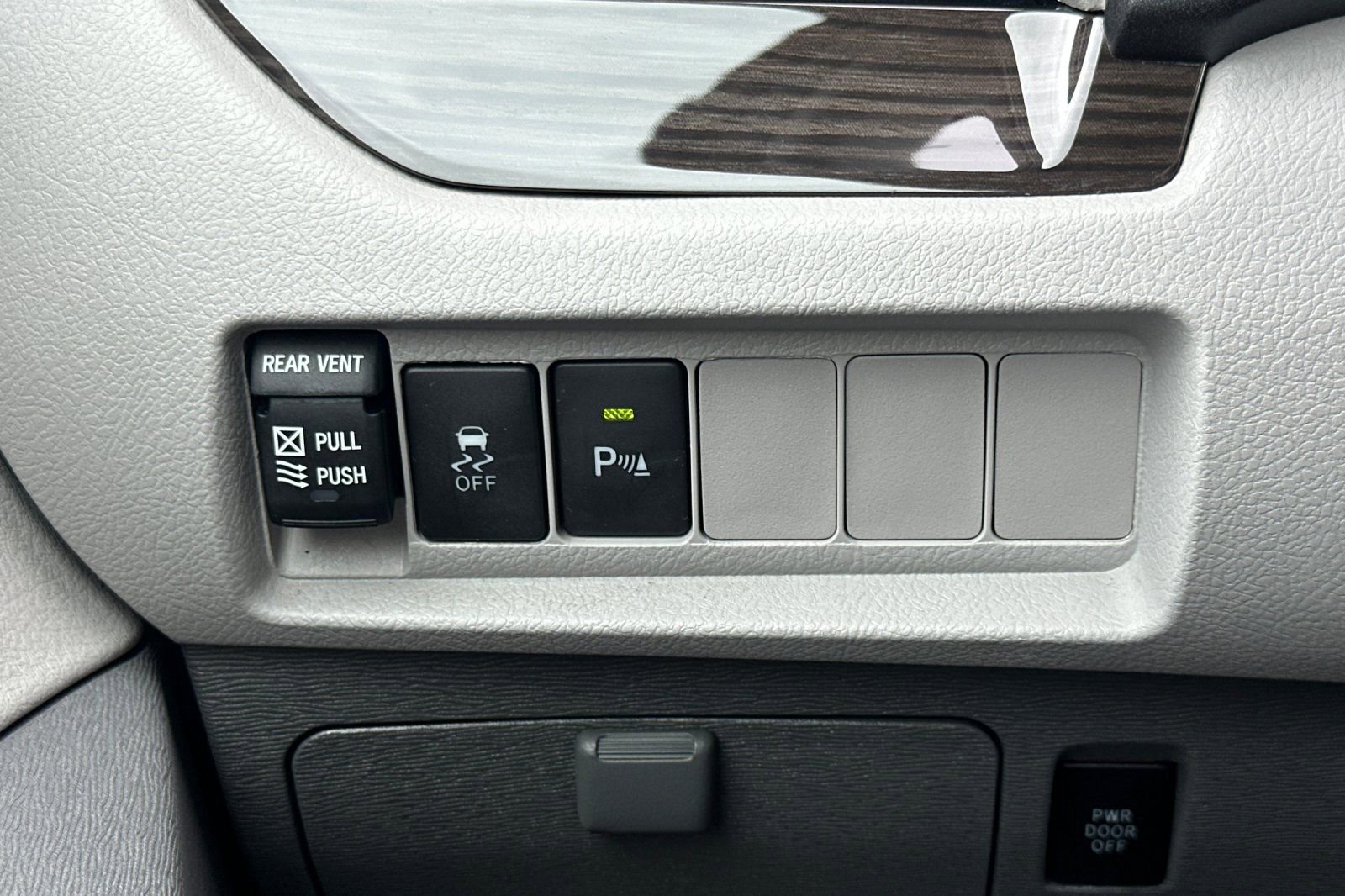 Certified 2018 Toyota Sienna XLE w/ XLE Navigation Package FWD image 33