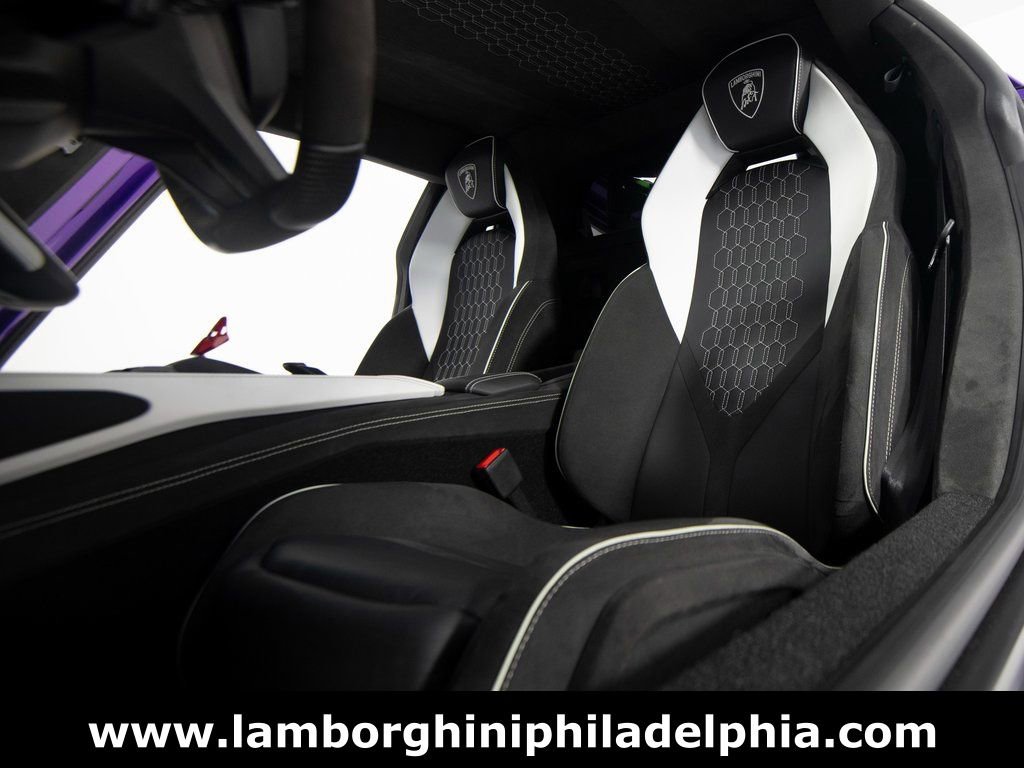 Used 2024 Lamborghini Revuelto image 10