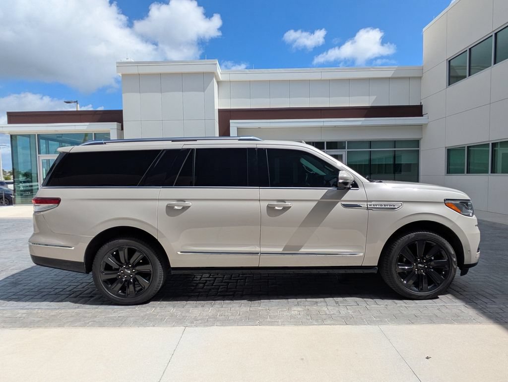 Certified 2024 Lincoln Navigator L Reserve AWD/4WD image 5