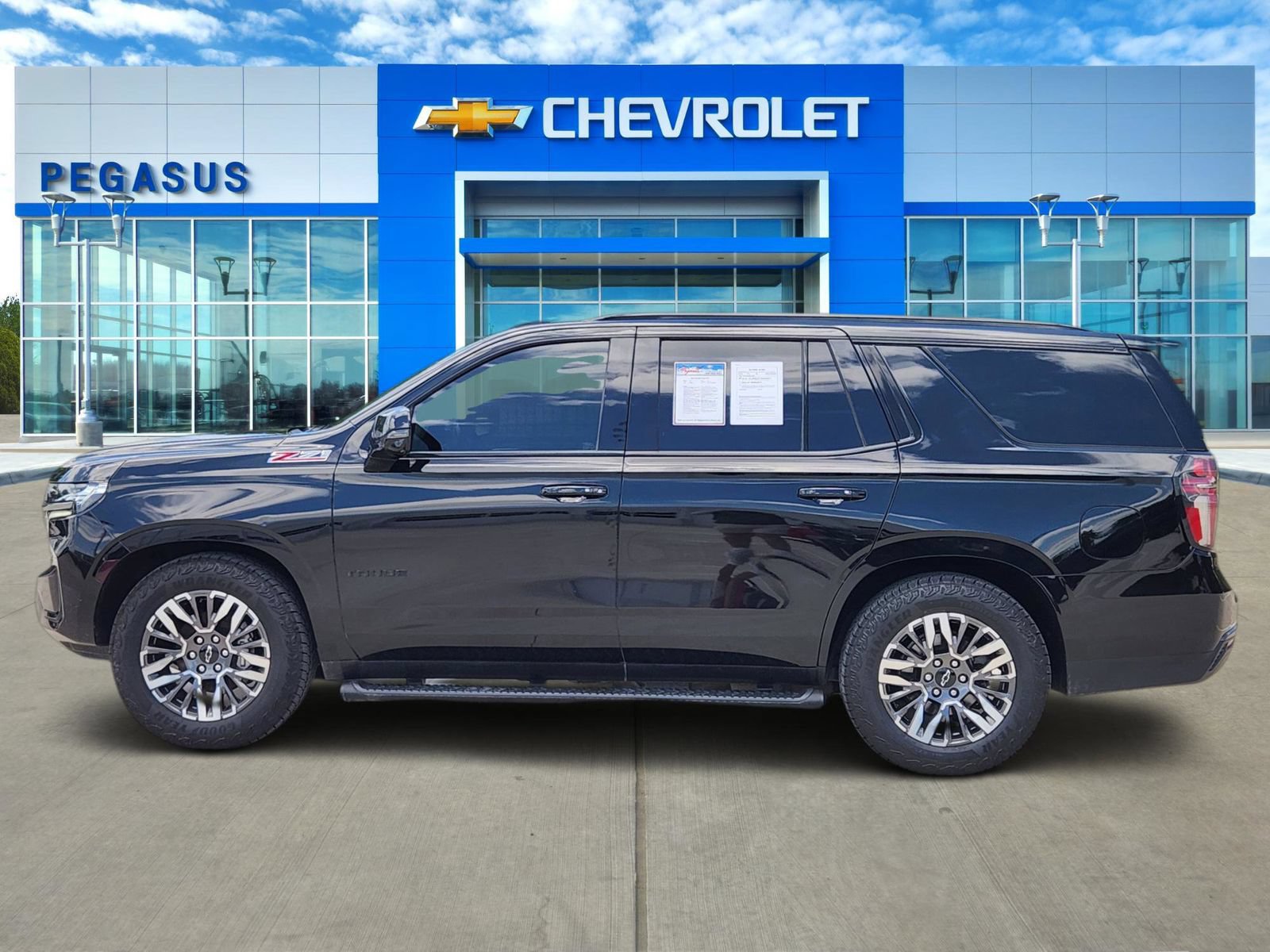 Certified 2021 Chevrolet Tahoe Z71 w/ Luxury Package AWD/4WD image 3
