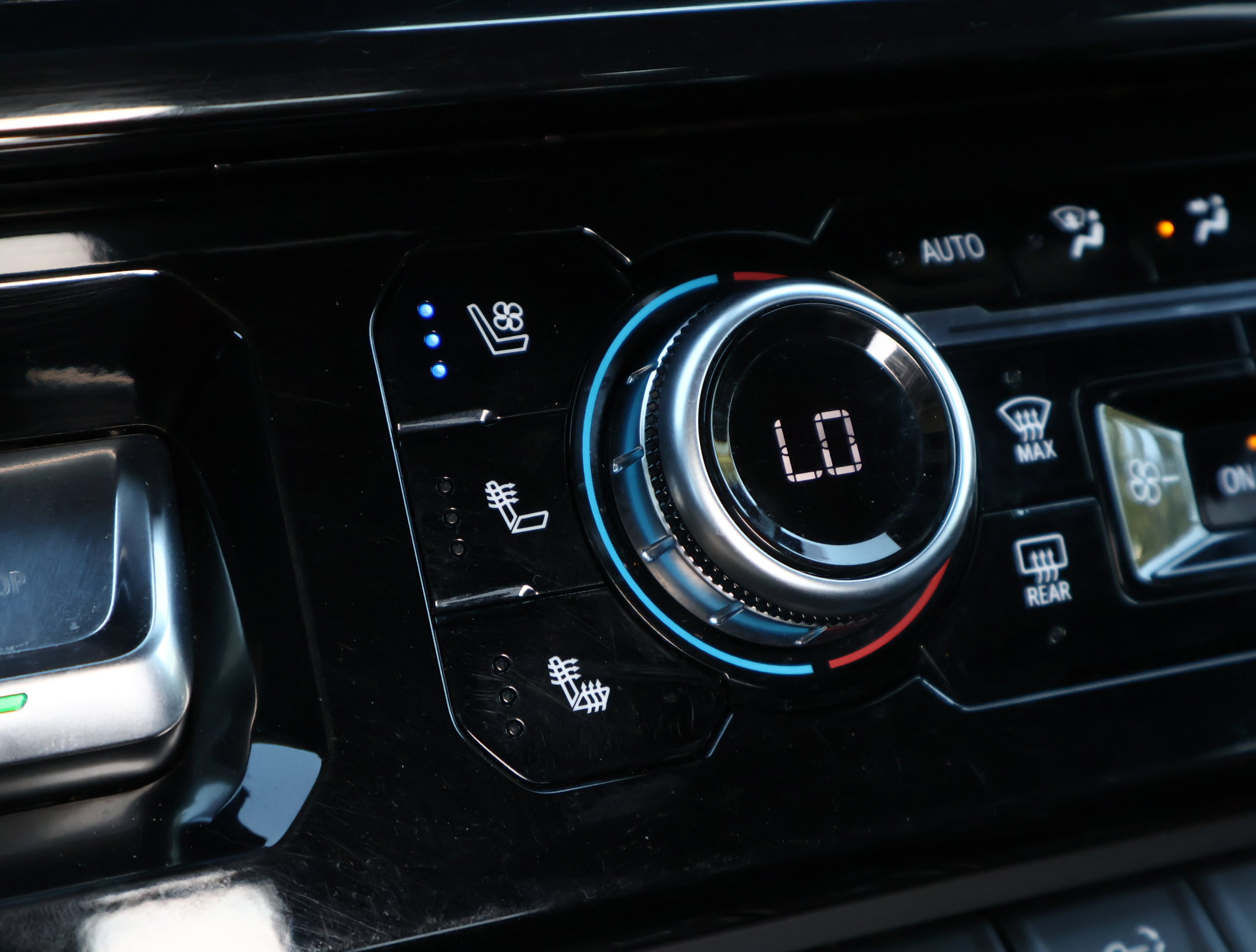 Used 2024 GMC Sierra 1500 AT4 w/ Technology Package image 5