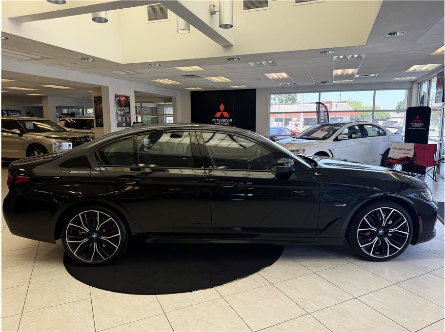 Used 2023 BMW 530e w/ M Sport Package RWD image 5