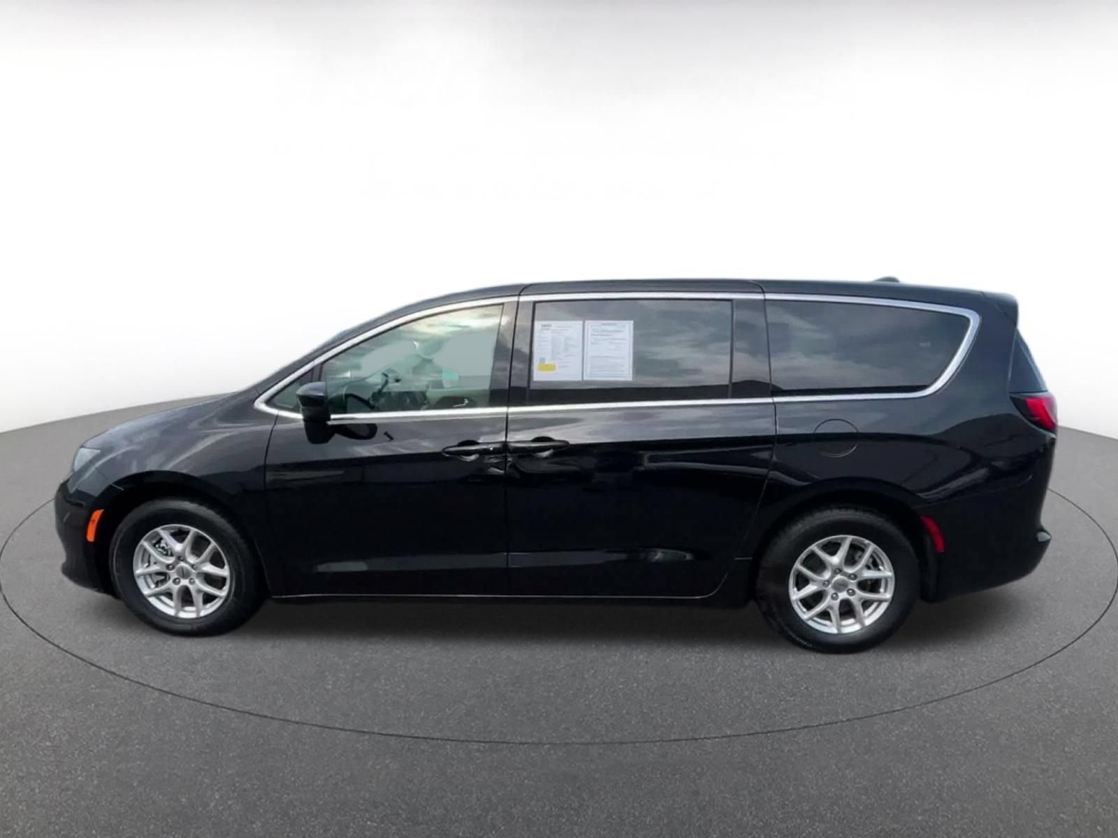Used 2024 Chrysler Voyager LX FWD image 8