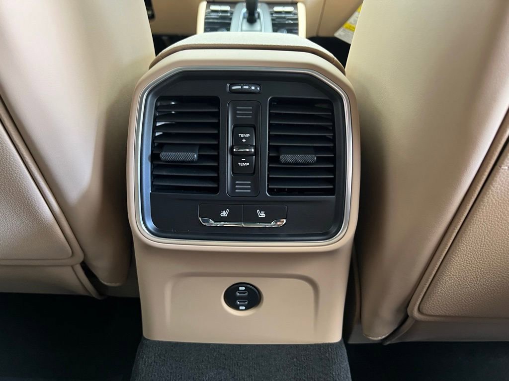 Certified 2025 Porsche Macan image 17