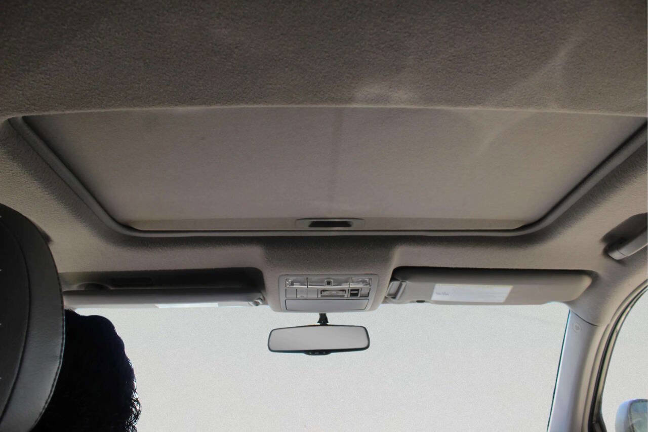 Used 2011 Toyota Highlander Limited w/ Tow Pkg AWD/4WD image 7