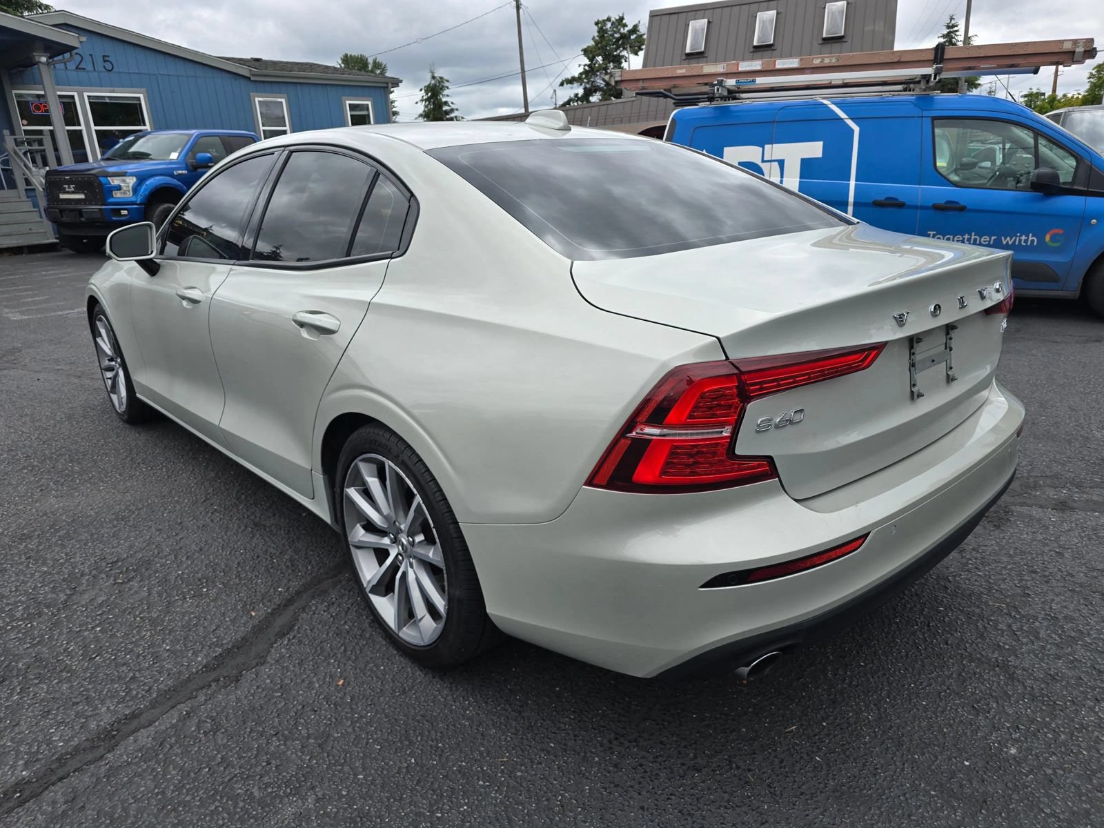 Used 2019 Volvo S60 T5 Momentum w/ Multimedia Package FWD image 3