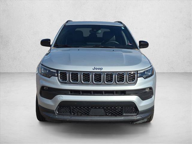 Used 2024 Jeep Compass Latitude w/ Sun and Sound Group AWD/4WD image 2