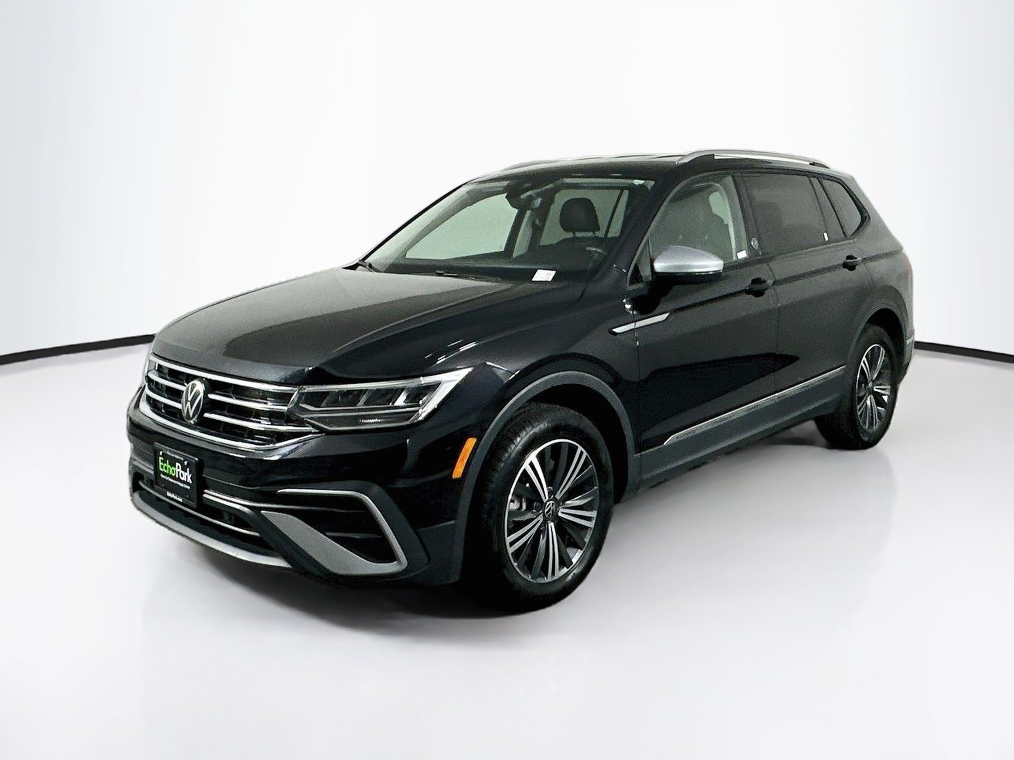 Used 2024 Volkswagen Tiguan Wolfsburg Edition FWD image 3