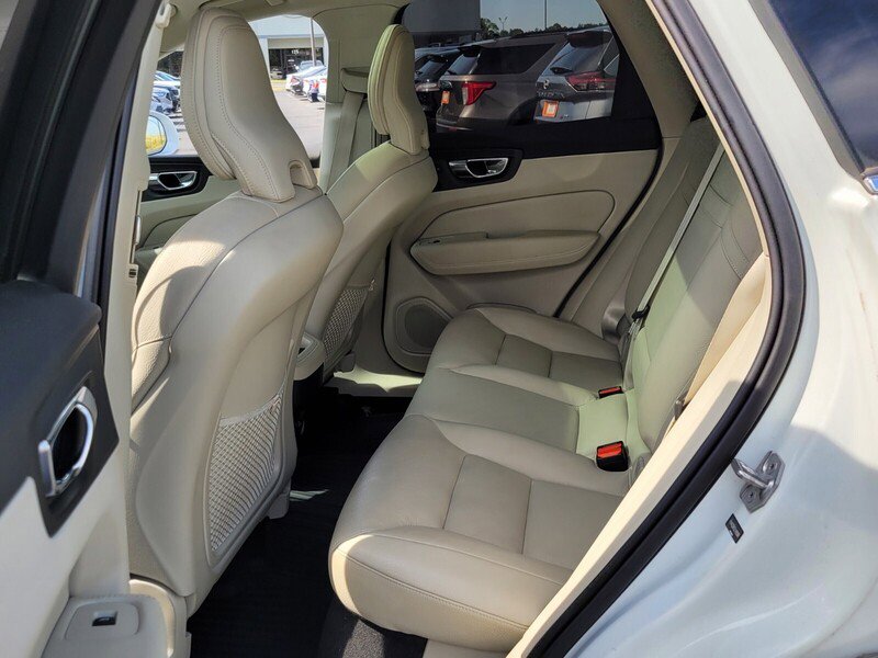 Used 2020 Volvo XC60 T6 Momentum w/ Protection Package image 6