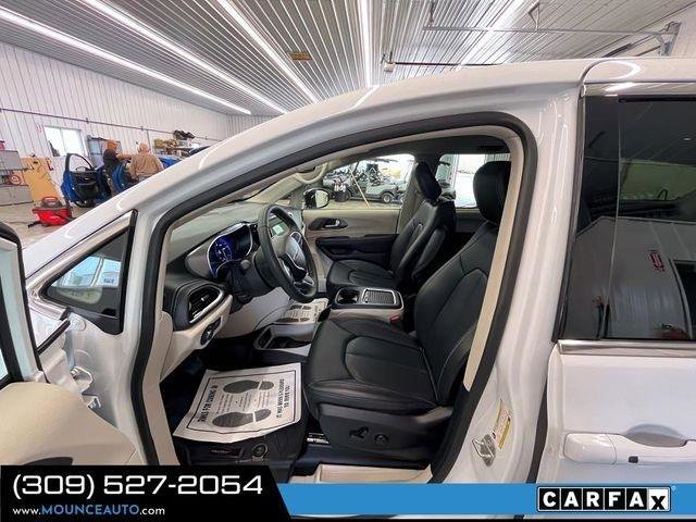 Used 2024 Chrysler Pacifica Touring-L image 18
