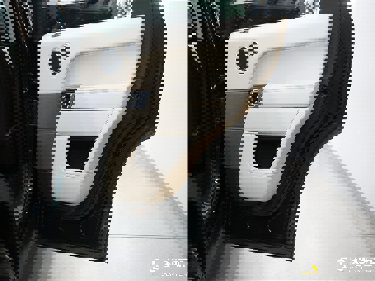 Used 2016 Land Rover Range Rover Sport HSE image 14