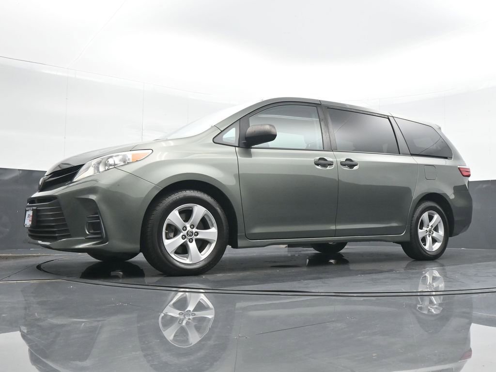 Used 2020 Toyota Sienna L image 17