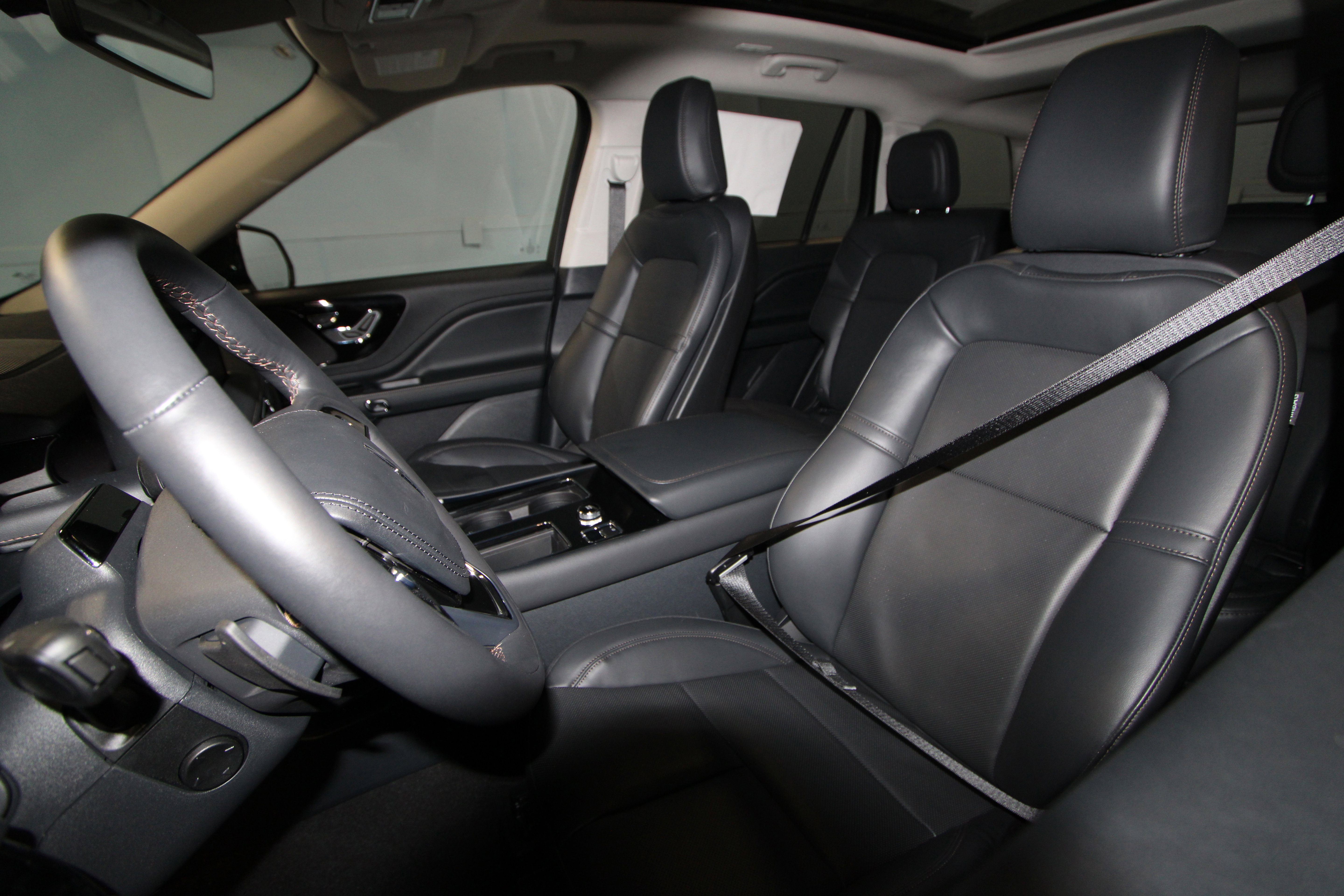 New 2026 Lincoln Aviator AWD w/ Jet Appearance Package image 3