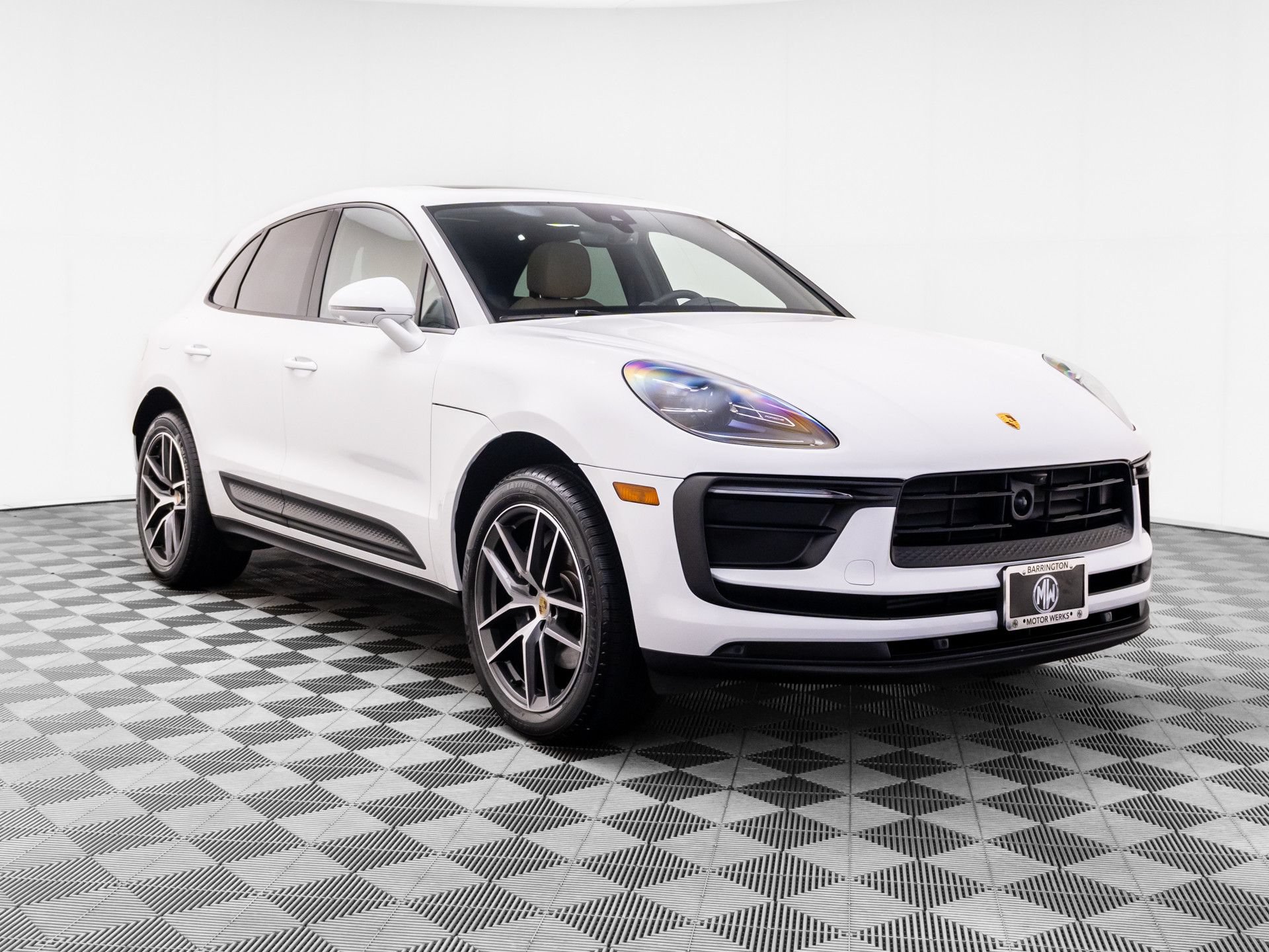 Certified 2026 Porsche Macan AWD/4WD image 6